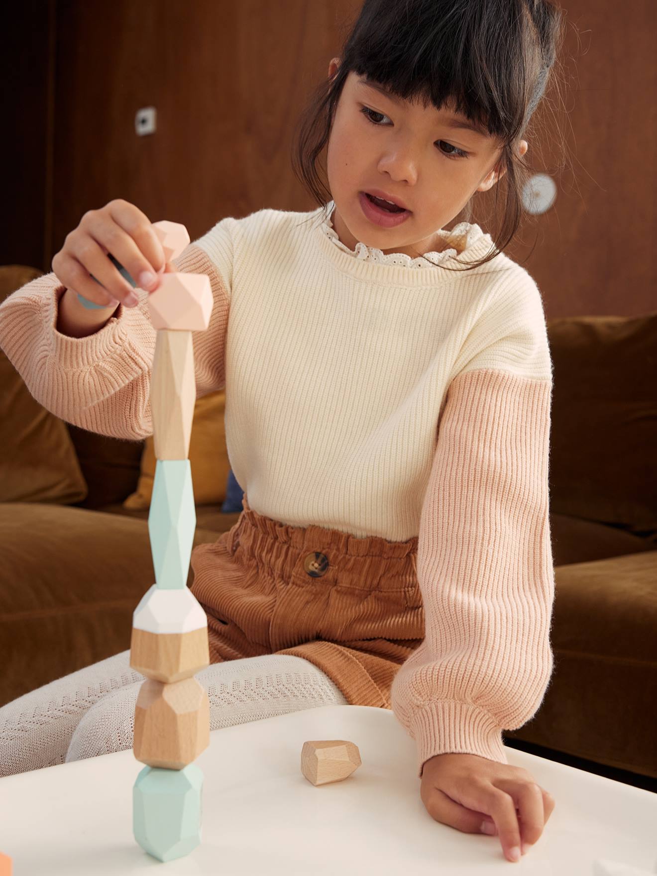 Suéter folgado com gola elegante para meninas em tons de bege.
