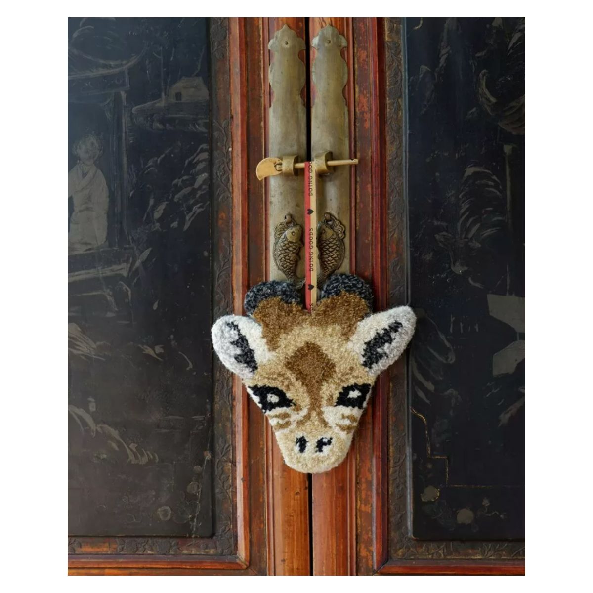Décoration murale tête de girafe en tapis Doing Goods