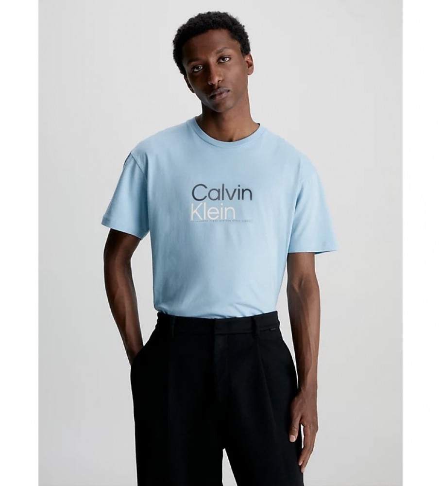 Camiseta Calvin Klein multicolorida com logo azul