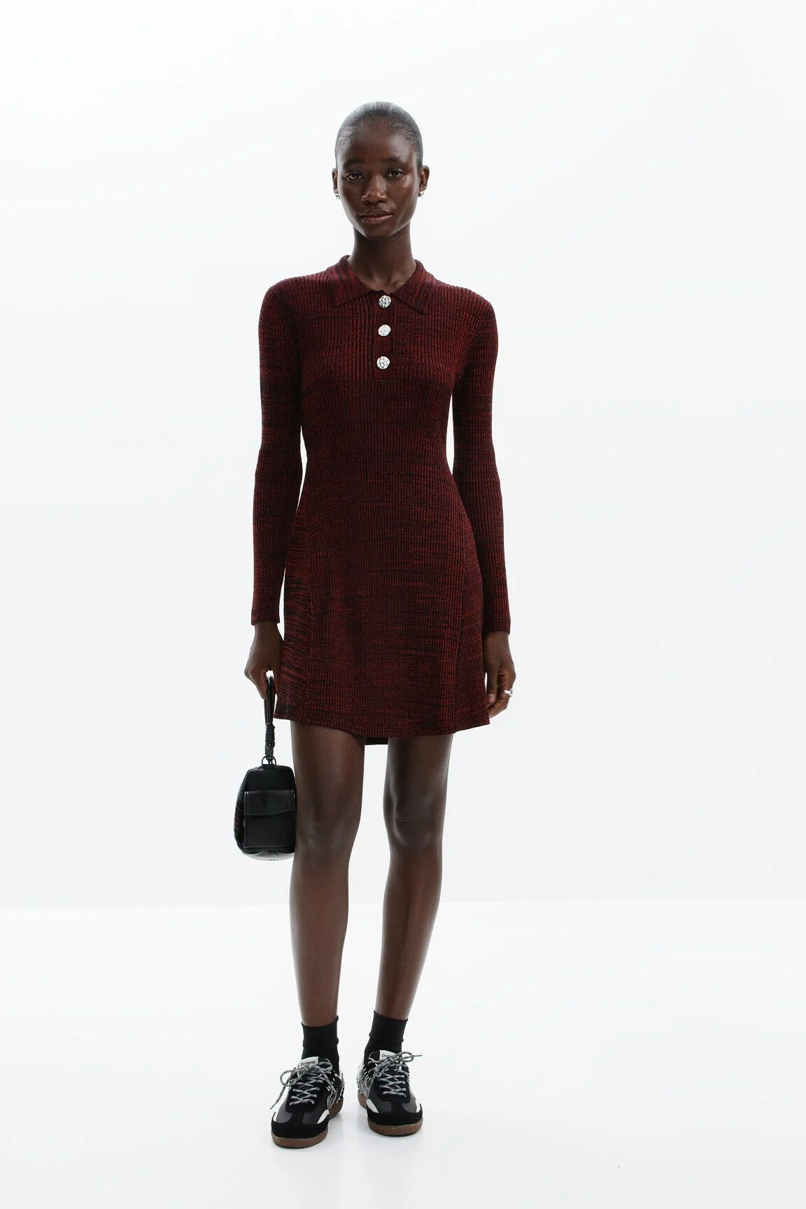 Vestido curto de gola alta