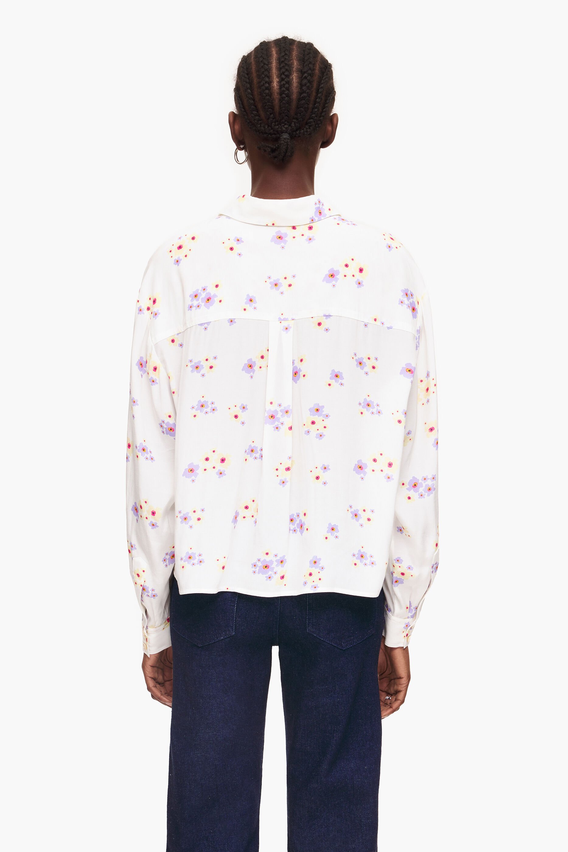 Camisa quadrada com estampa de flores em acrílico branco