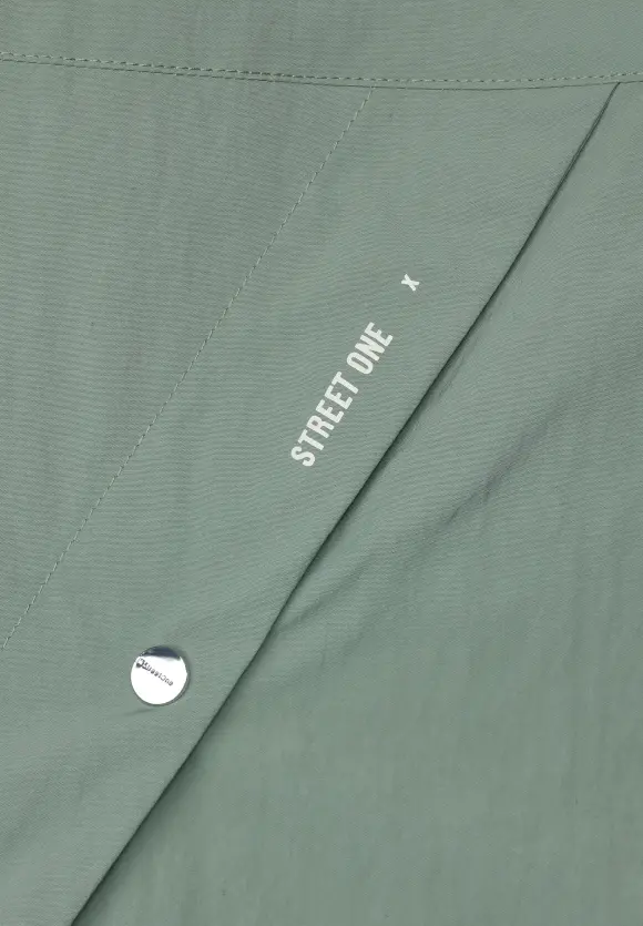 Moderner Windbreaker - dune green