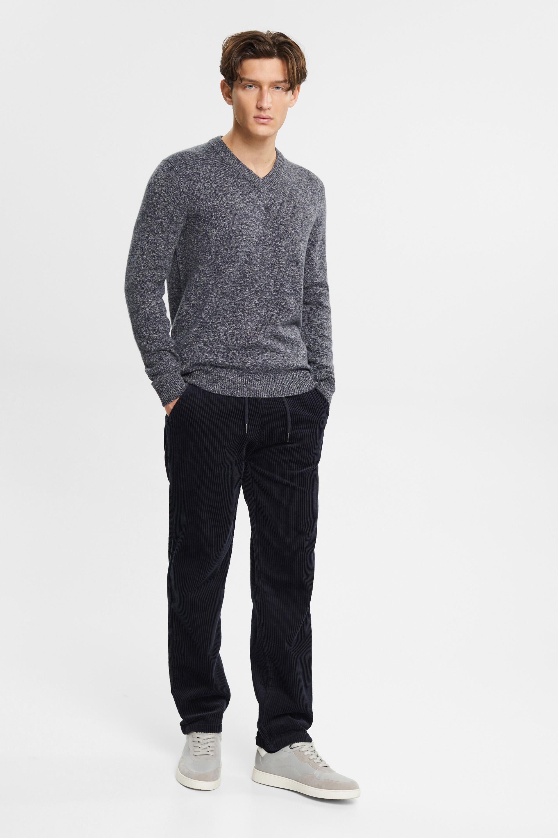 Pull en maille bicolore à encolure en V