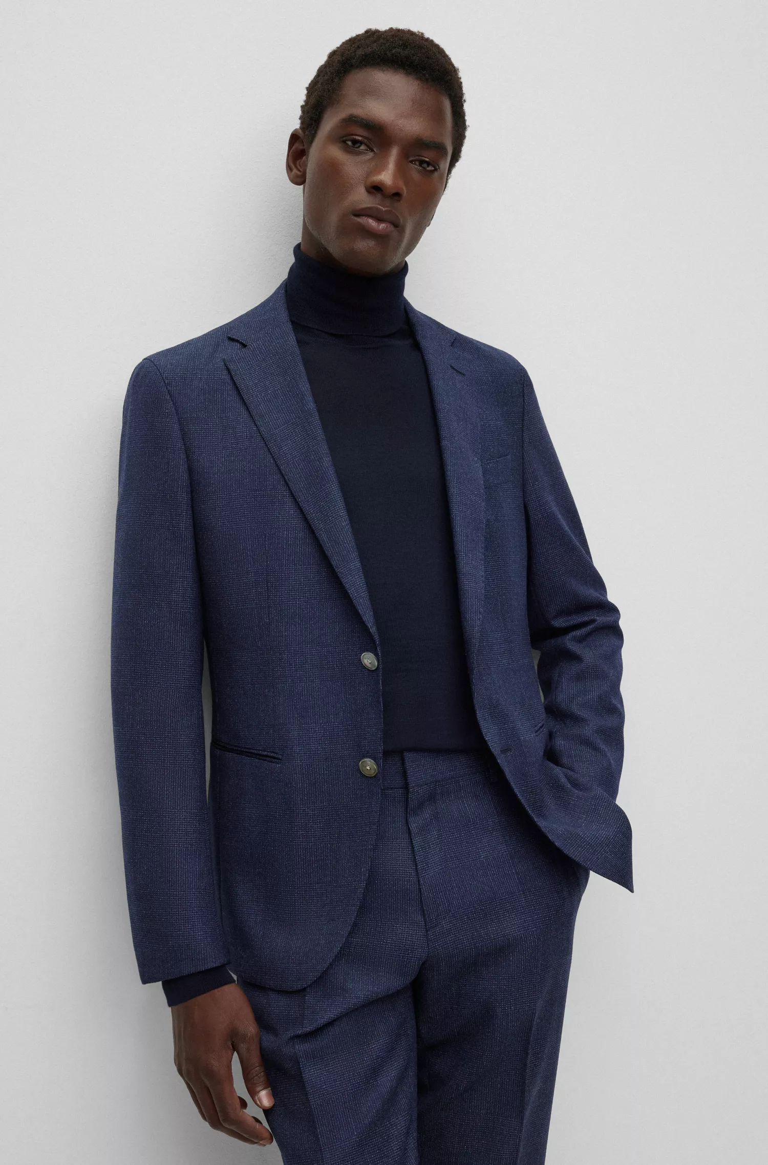 Terno BOSS preto slim fit em lã elástica xadrez.
