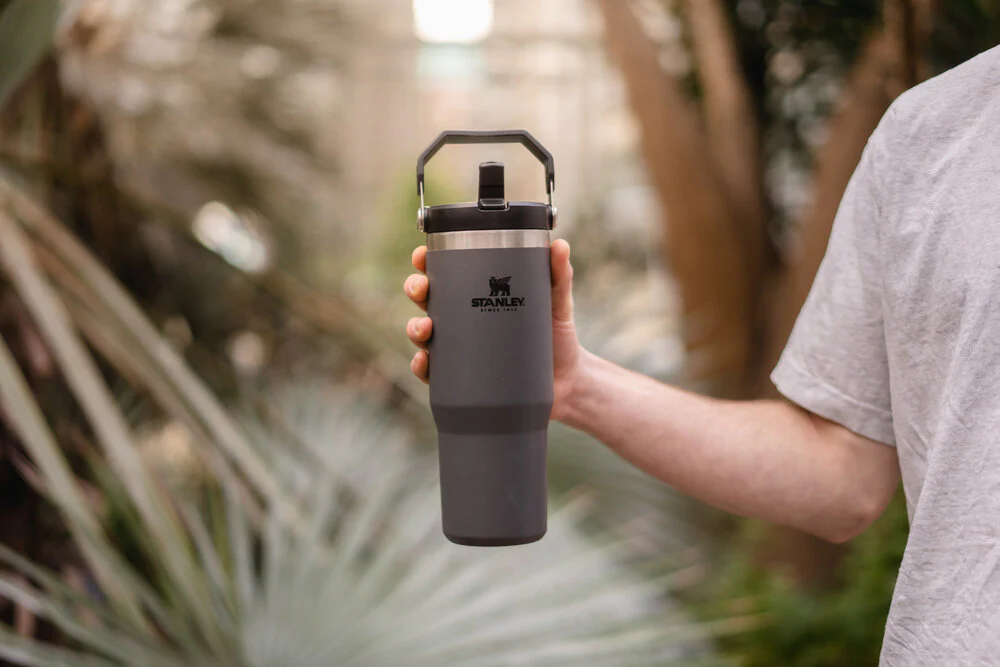 Stanley  The IceFlow™ Flip Straw termokop, Charcoal - 0,89 L.