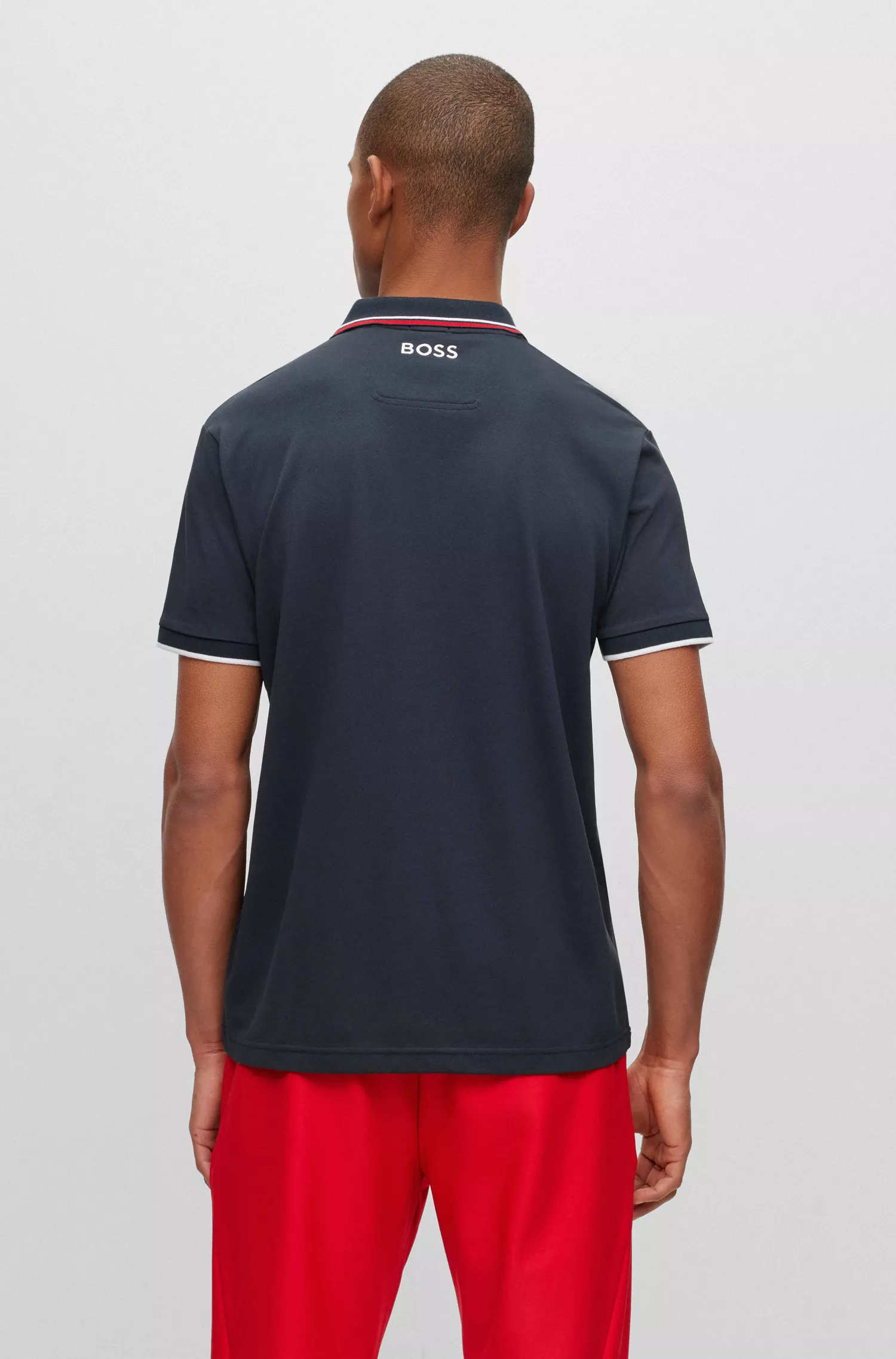 Camisa polo BOSS verde em mistura de algodão com detalhes contrastantes.