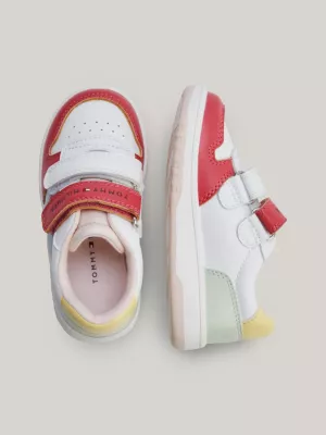 Tênis com fecho de velcro em blocos de cores