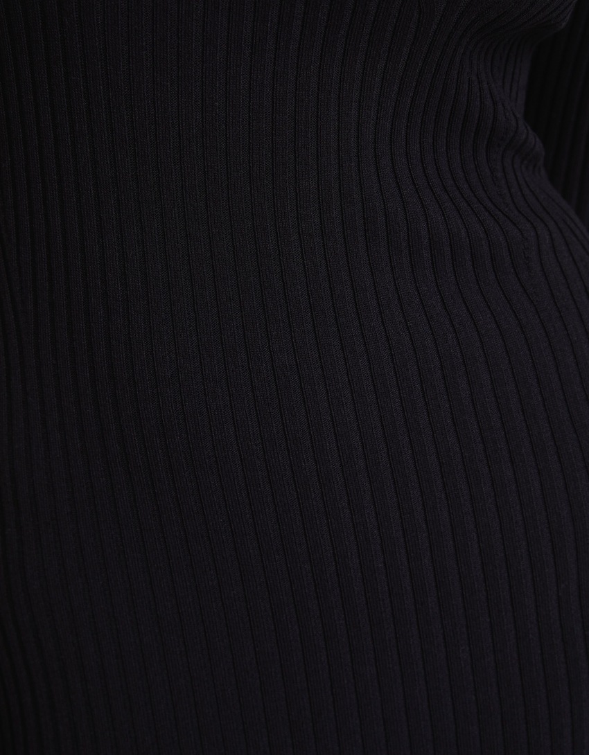 Vestido midi de malha com mangas compridas e decote coração.