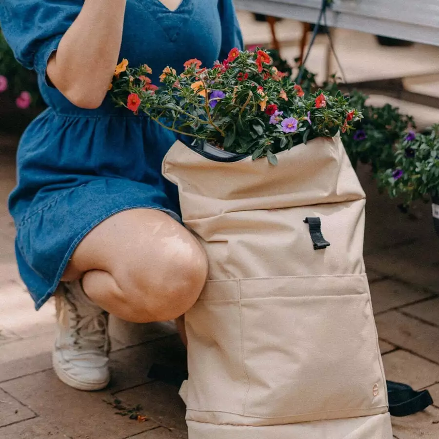 Anna und Oskar Fairer Wickelrucksack Hugo aus recyceltem Material Sand