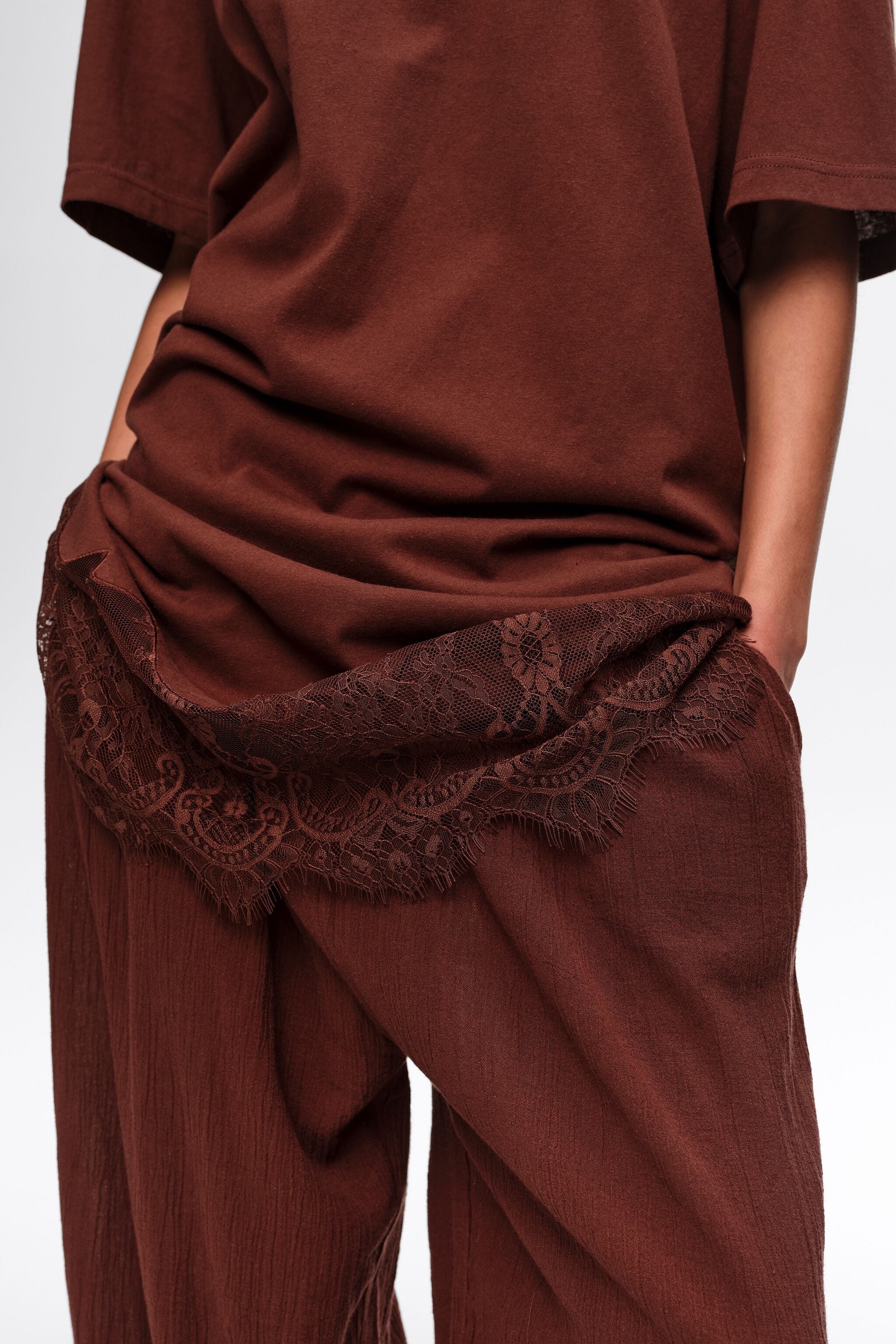 Vestido curto marrom de renda estilo camiseta