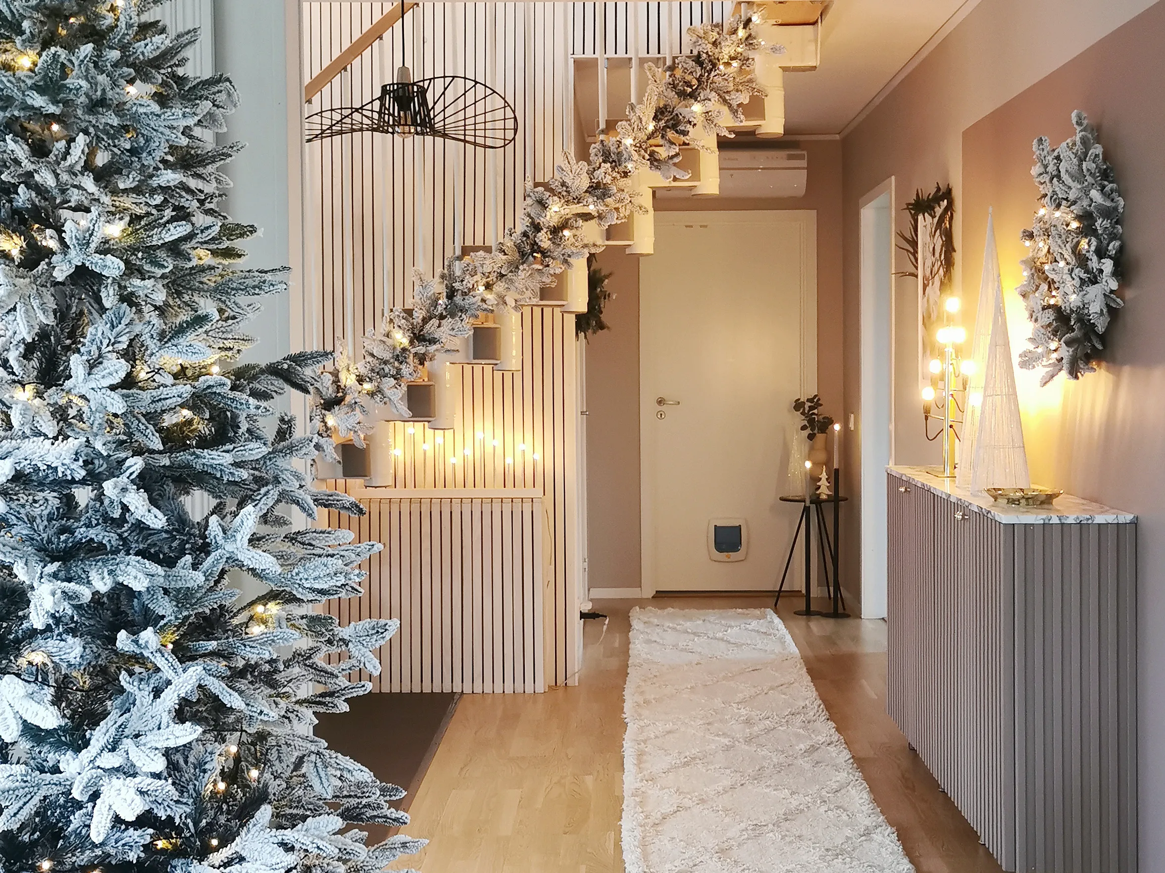 Besneeuwde kunstkerstboom BASSIE 210 cm Wit