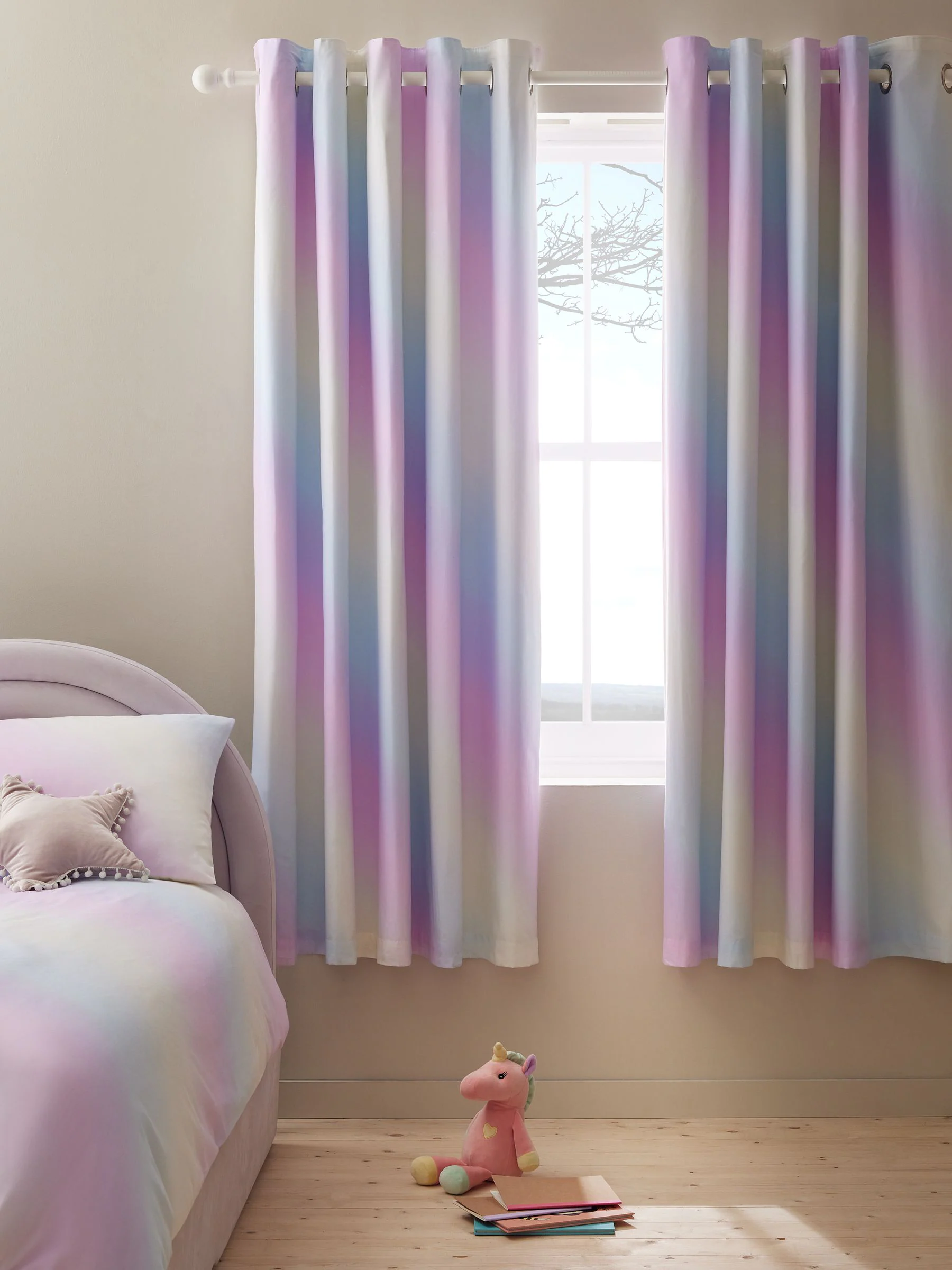 Verduisterende ombre ringgordijnen met regenboogprint