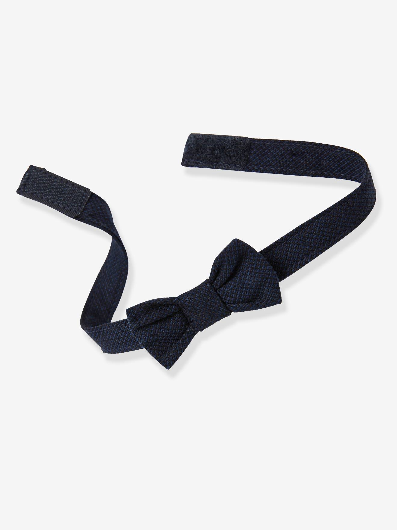 Conjunto formal para bebê menino com colete de tricô, camisa, gravata borboleta e calça azul-escura lisa.
