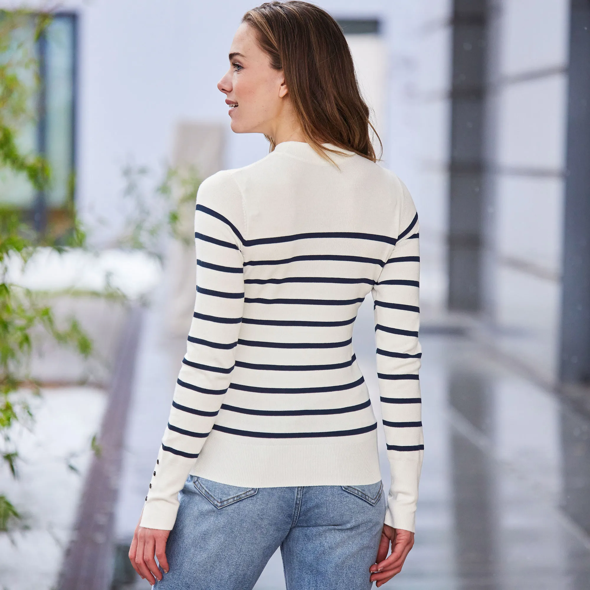 Damen-Pullover mit Zierknöpfen