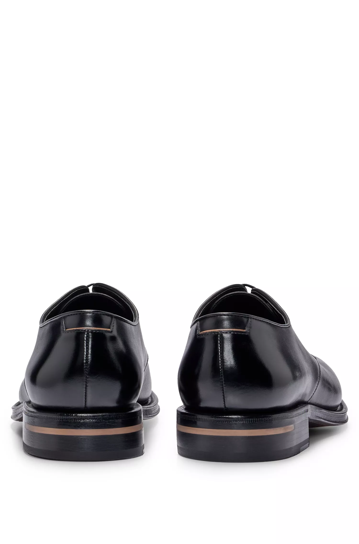 Sapatos Derby BOSS pretos, fabricados na Itália, em couro polido.