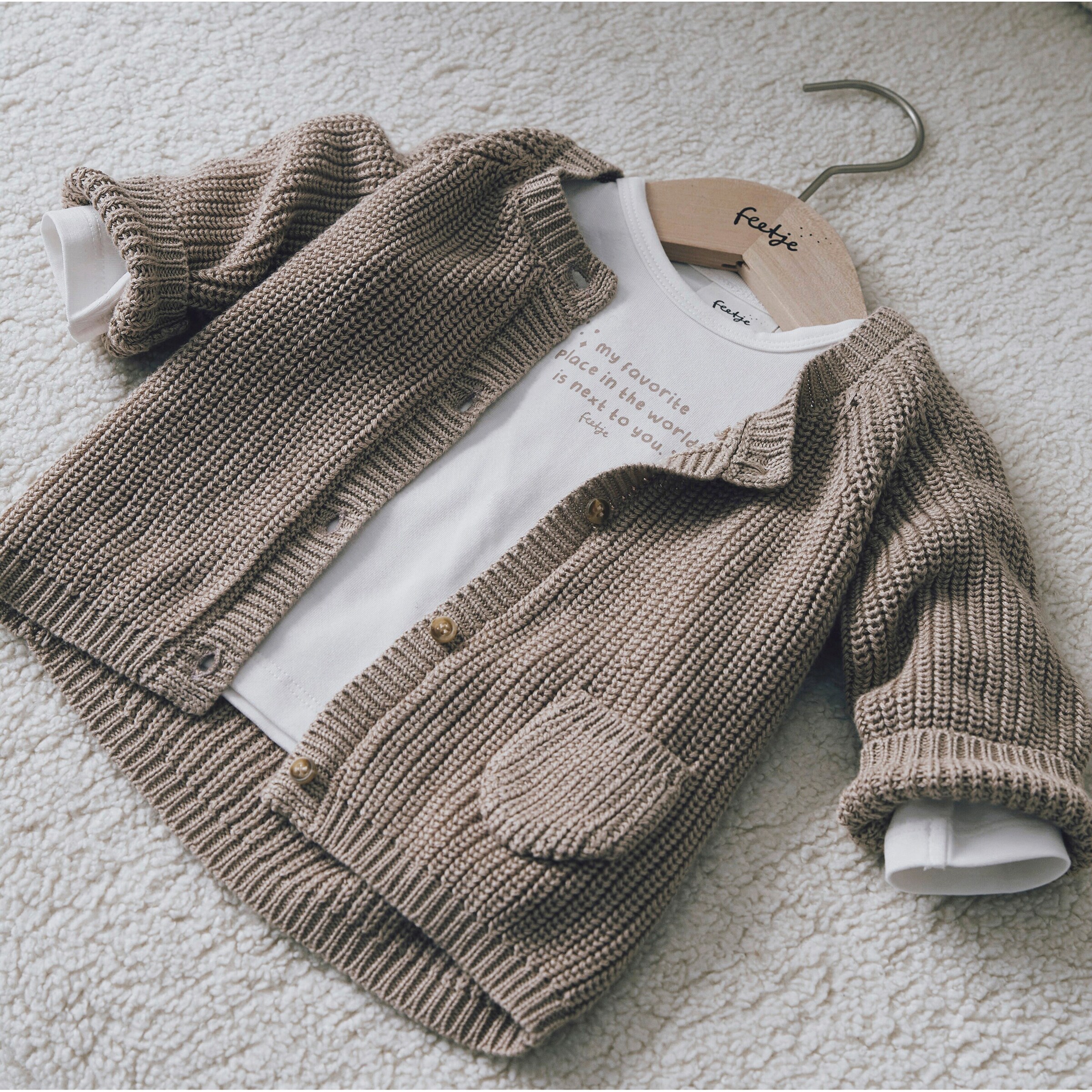 Feetje Strickjacke mit Tasche taupe