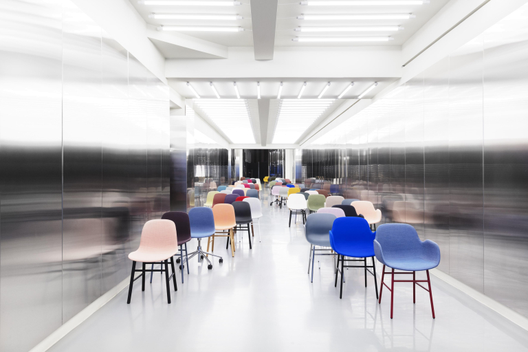 Normann Copenhagen Form Chair stoel met stalen onderstel warm grijs