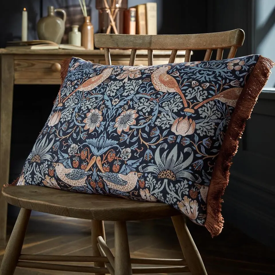 William Morris at Home Sierkussen Strawberry Thief Blue 40x60cm