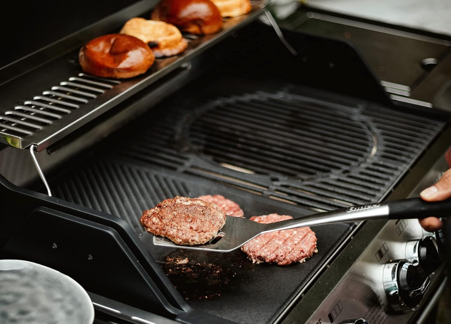Enders Grillspieß Pro, edelstahlfarben & GUSS-WENDEPLATTE 1/2 7893 Boston 4, Monroe PRO 4, 43cm x 32cm, Grillplatte, gerippt und glatt, beidseitig nutzbar, Gasgrill BBQ, Grill-Zubehör, Schwarz/Grau
