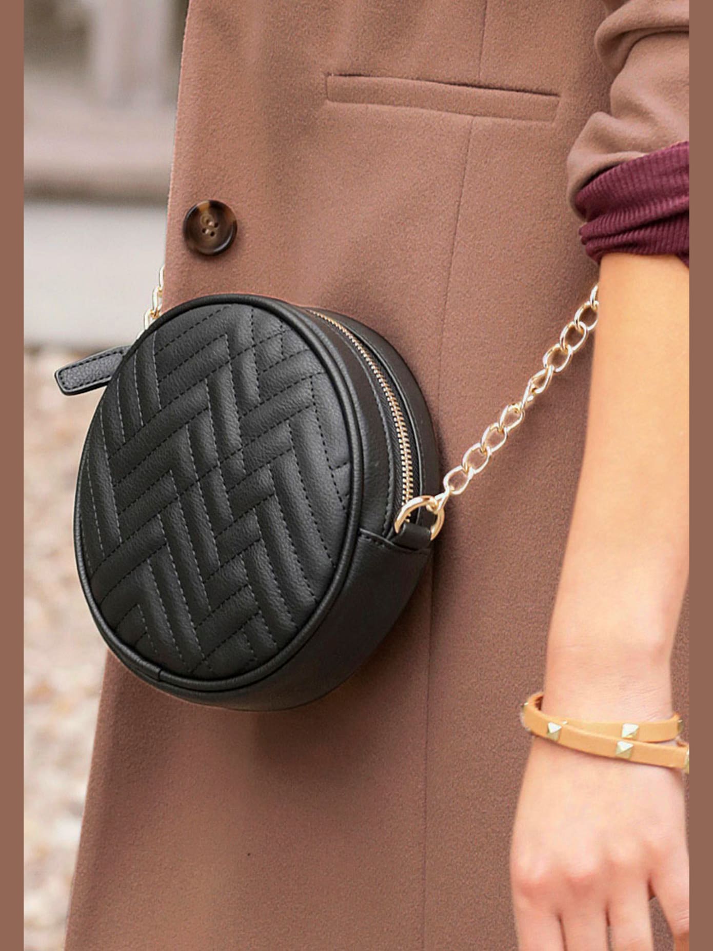 Sac en bandoulière mini-sac avec détails chaînes couleur or au niveau de l'anse