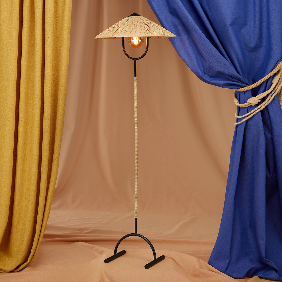 MAMA SHELTER X LA REDOUTE INTERIEURS<br>Luminária de chão em ferro e ráfia, Sr. Tanguy