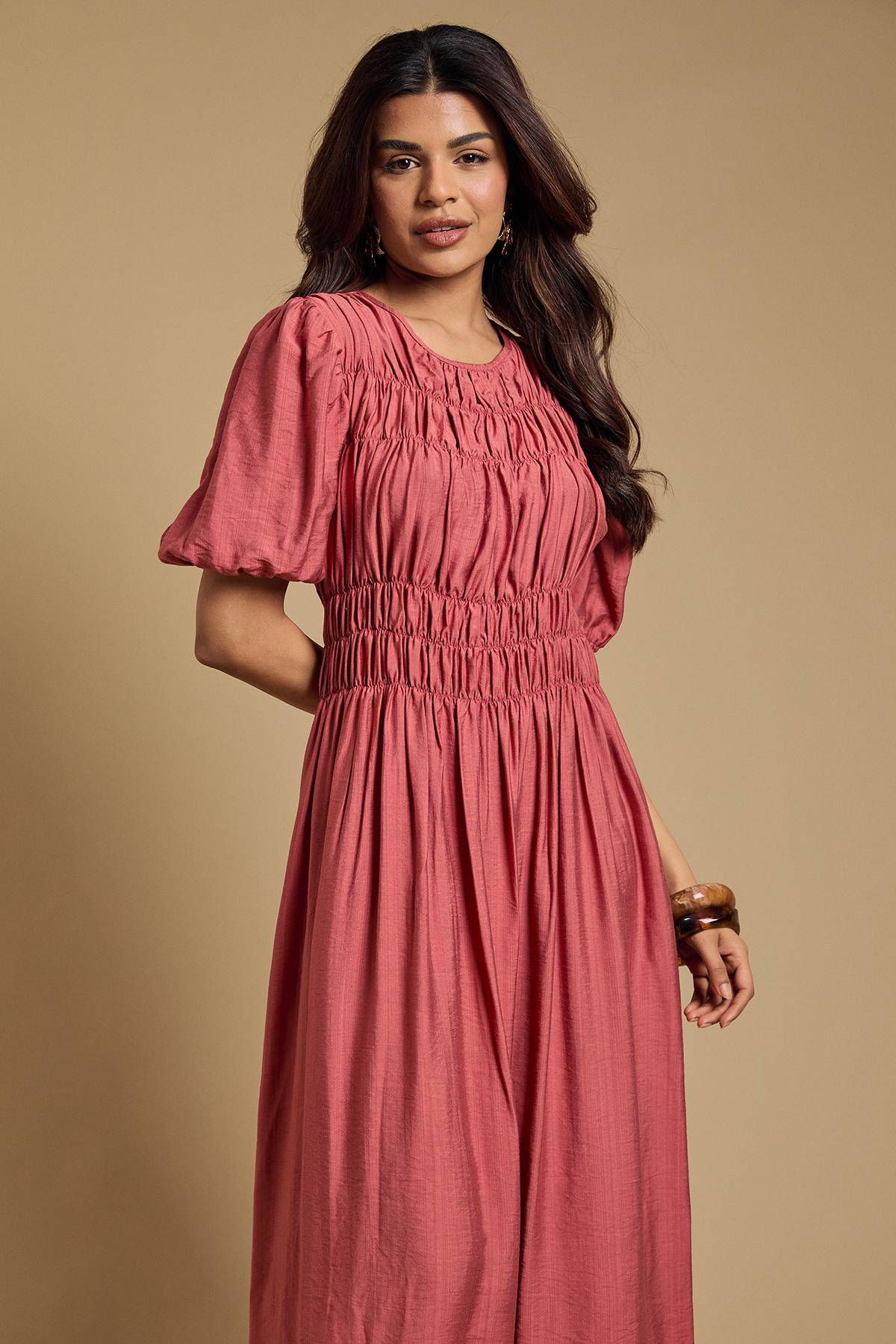 Oasis Robe Midi Petite à Corsage Froncé et Manches Bouffantes