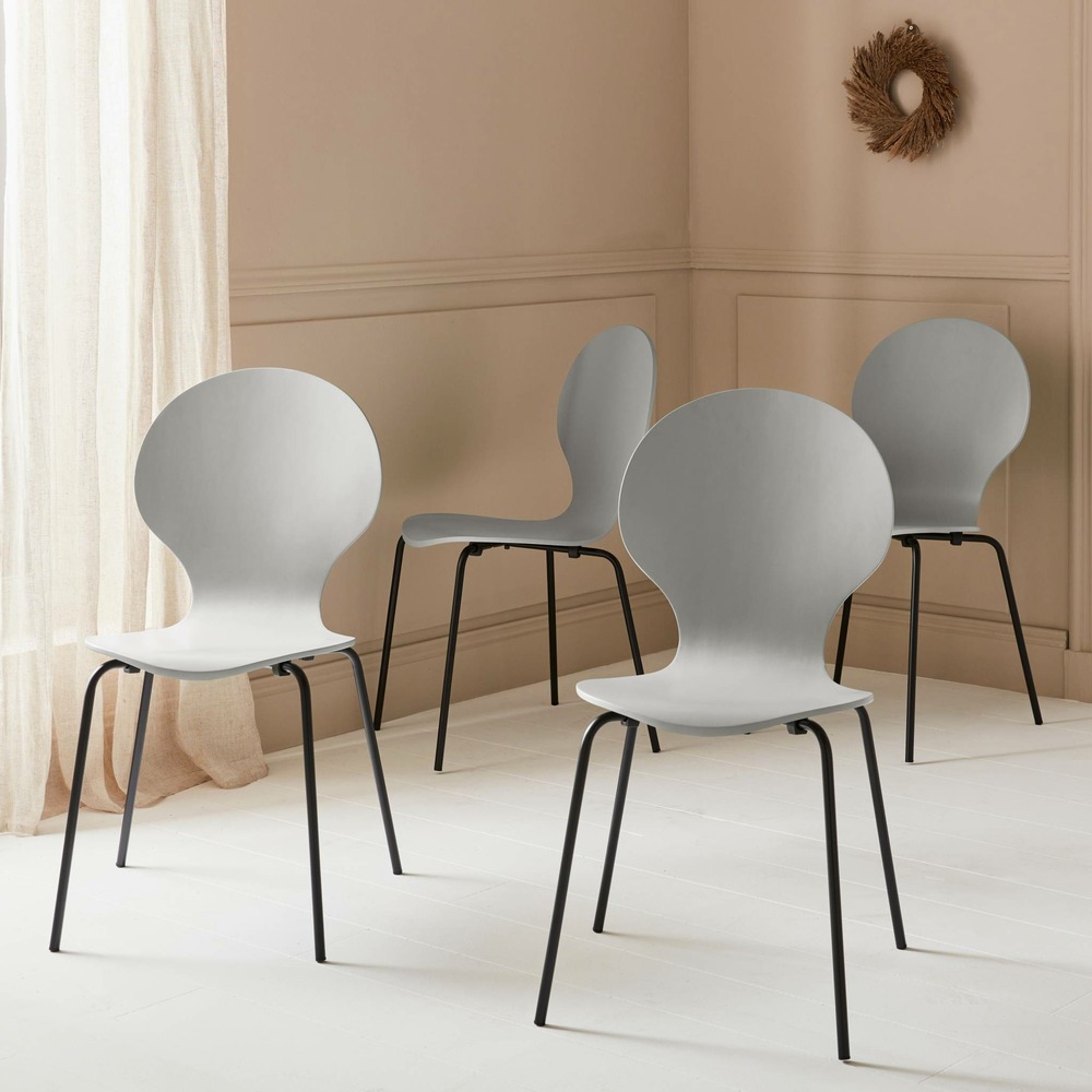 Lot de 4 chaises grises rétro empilables. Bois d'hévéa et contreplaqué. Pieds en acier. Naomi. L 43 x p 48 x h 87cm