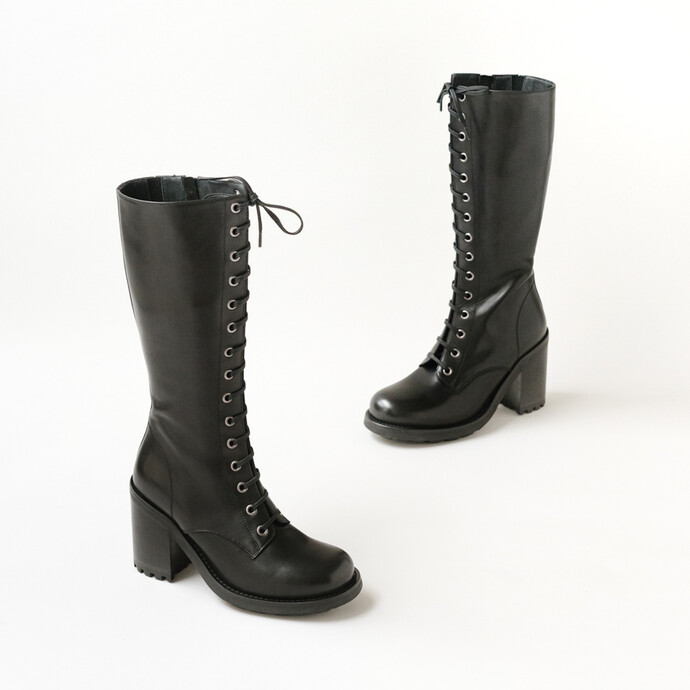 Bottes à talons et laçages  en cuir noir