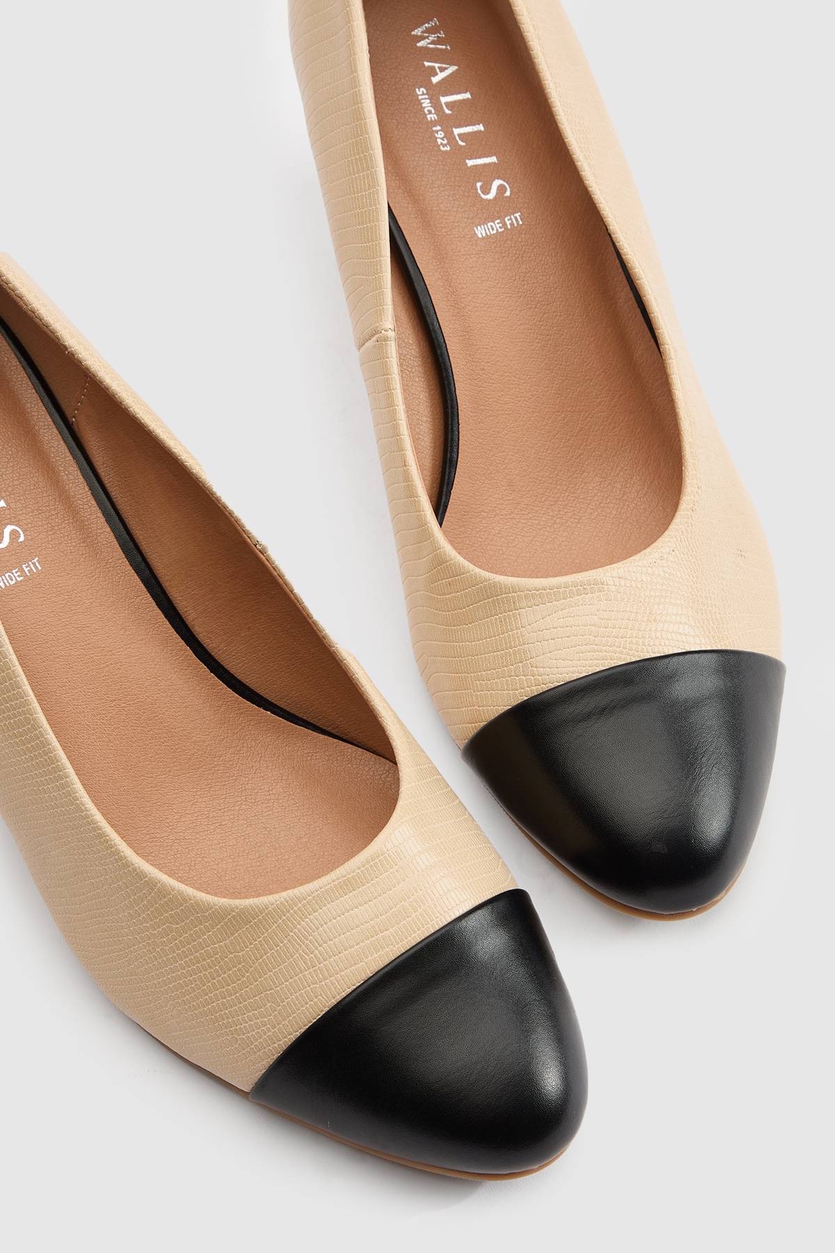 Wallis Chaussures De Ville À Bout Amande Avec Empiècement, Talon Compensé Moyen, Coupe Large