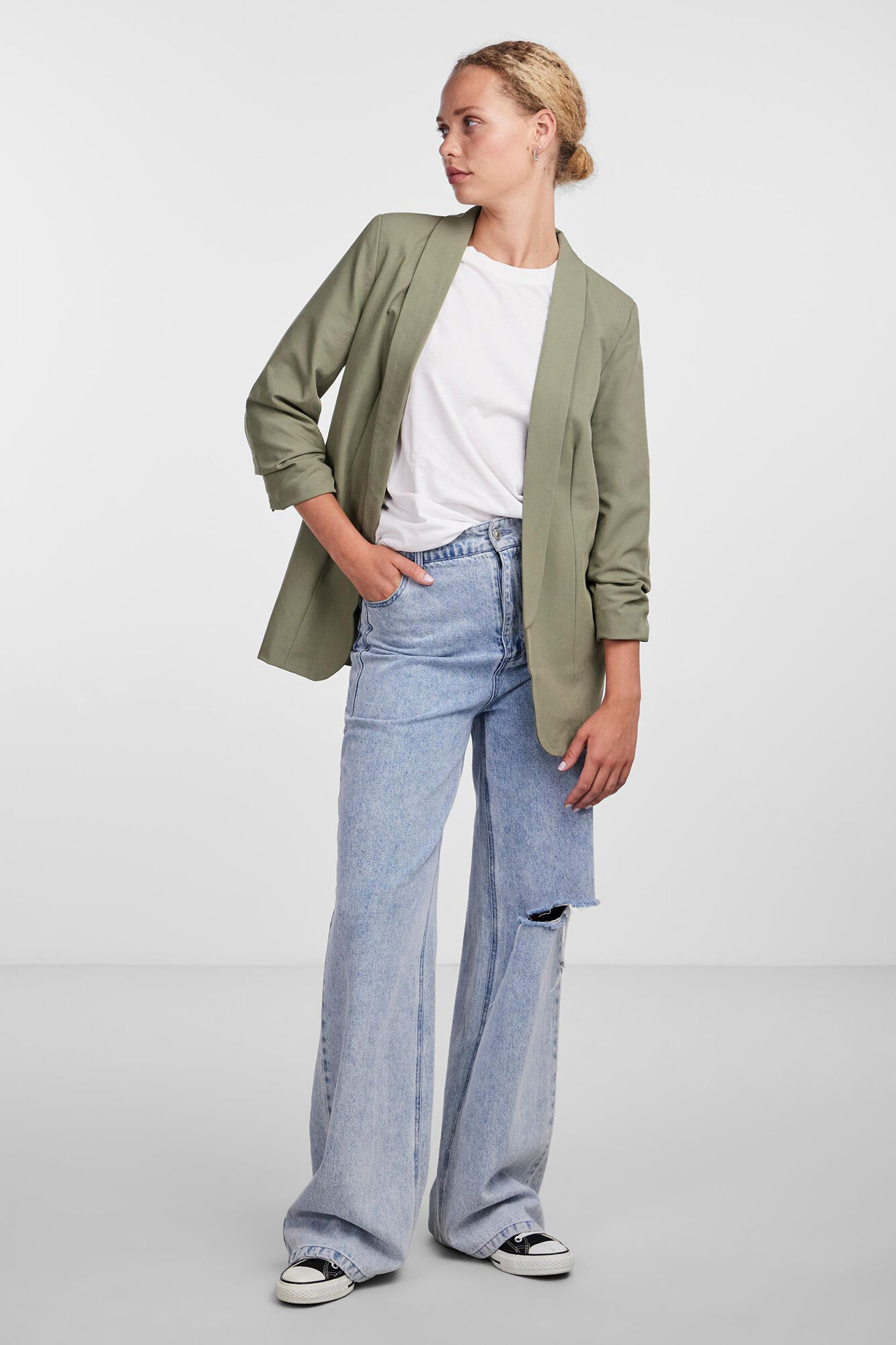 Blazer de manga 3/4 com detalhe de lapela e mangas franzidas. Sem botões.
