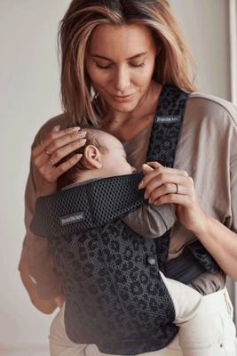 BabyBjörn Mini Bæresele 3D Mesh, Grå