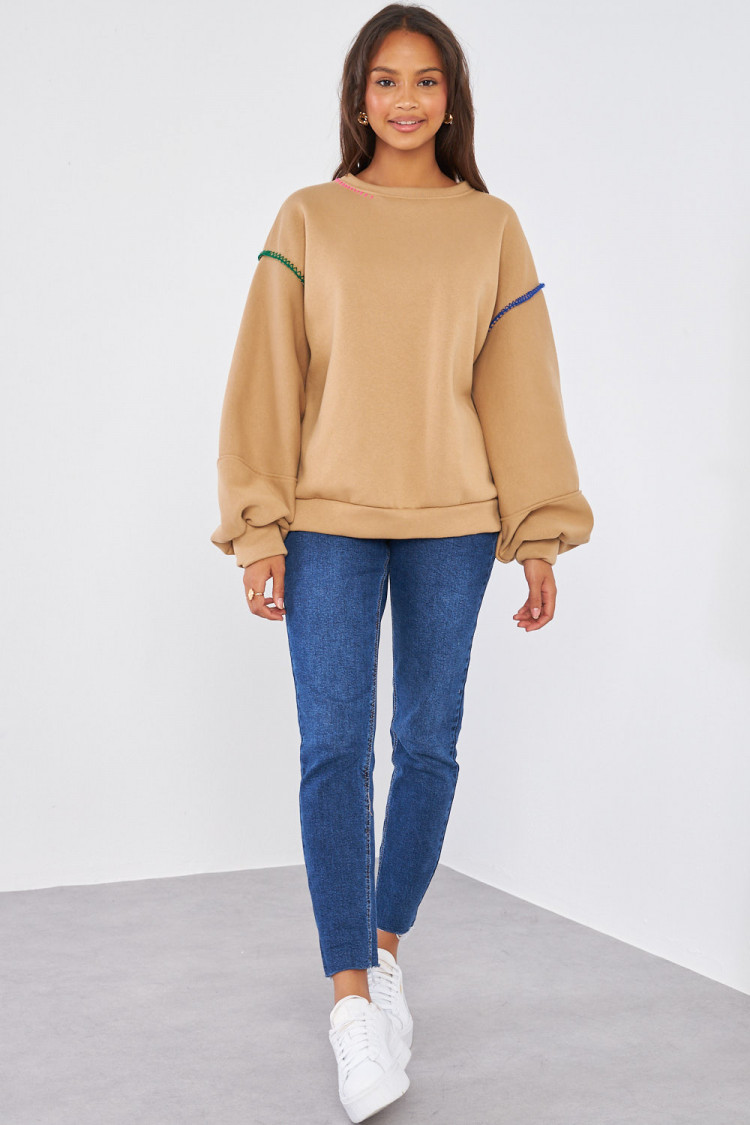 Pull beige foncé à empiècement couture colorés