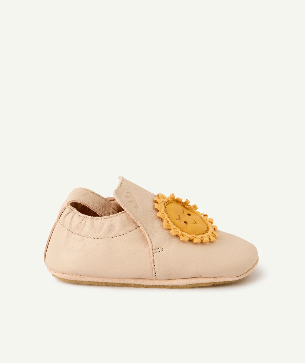 EASY PEASYCHAUSSONS EN CUIR ROSE PÂLE DÉTAIL SOLEILS