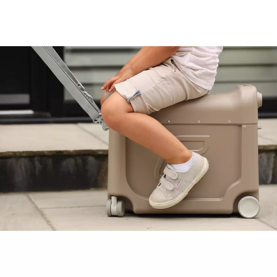 JETKIDS™ BY STOKKE® Aufsitzkoffer BedBox™ Limited Edition Creamy Cappuccino und Matratze CloudSleeper™ weiß