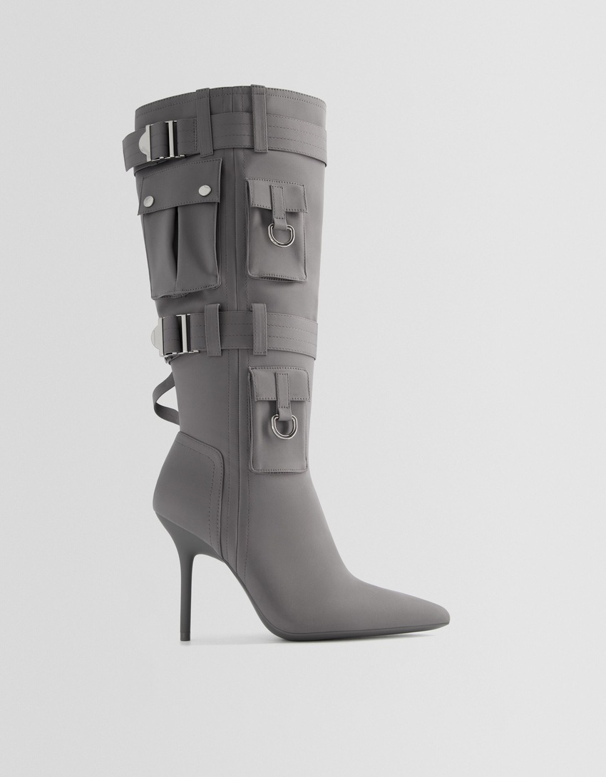 Botas de salto agulha com bolsos com detalhes em metal.