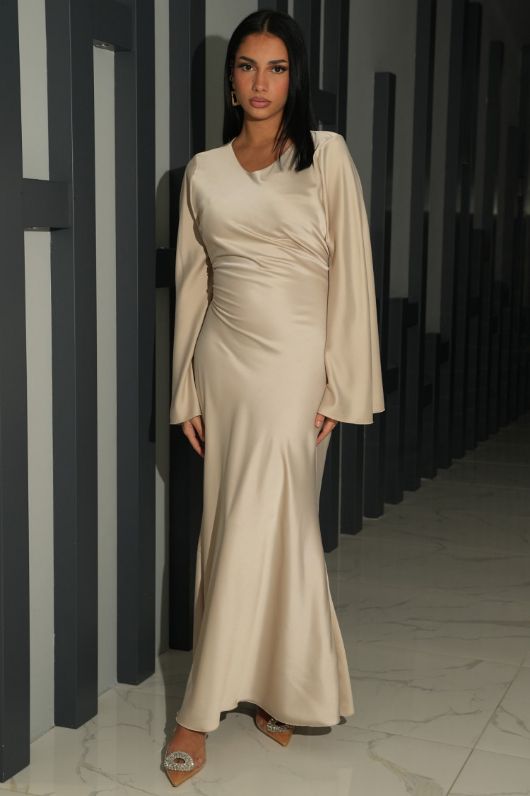 Robe ample satinée et ajustable au dos beige