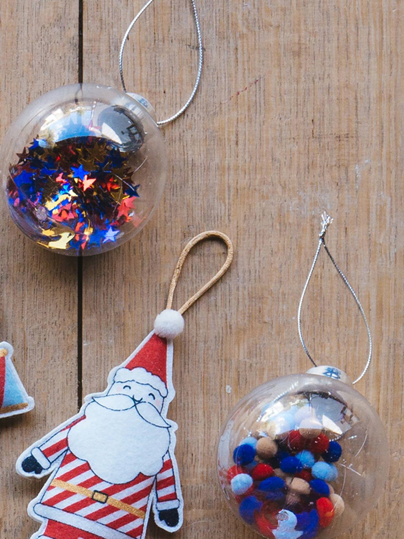 Lote de 3 enfeites de Natal vermelhos lisos, tamanho médio, com motivos decorativos.