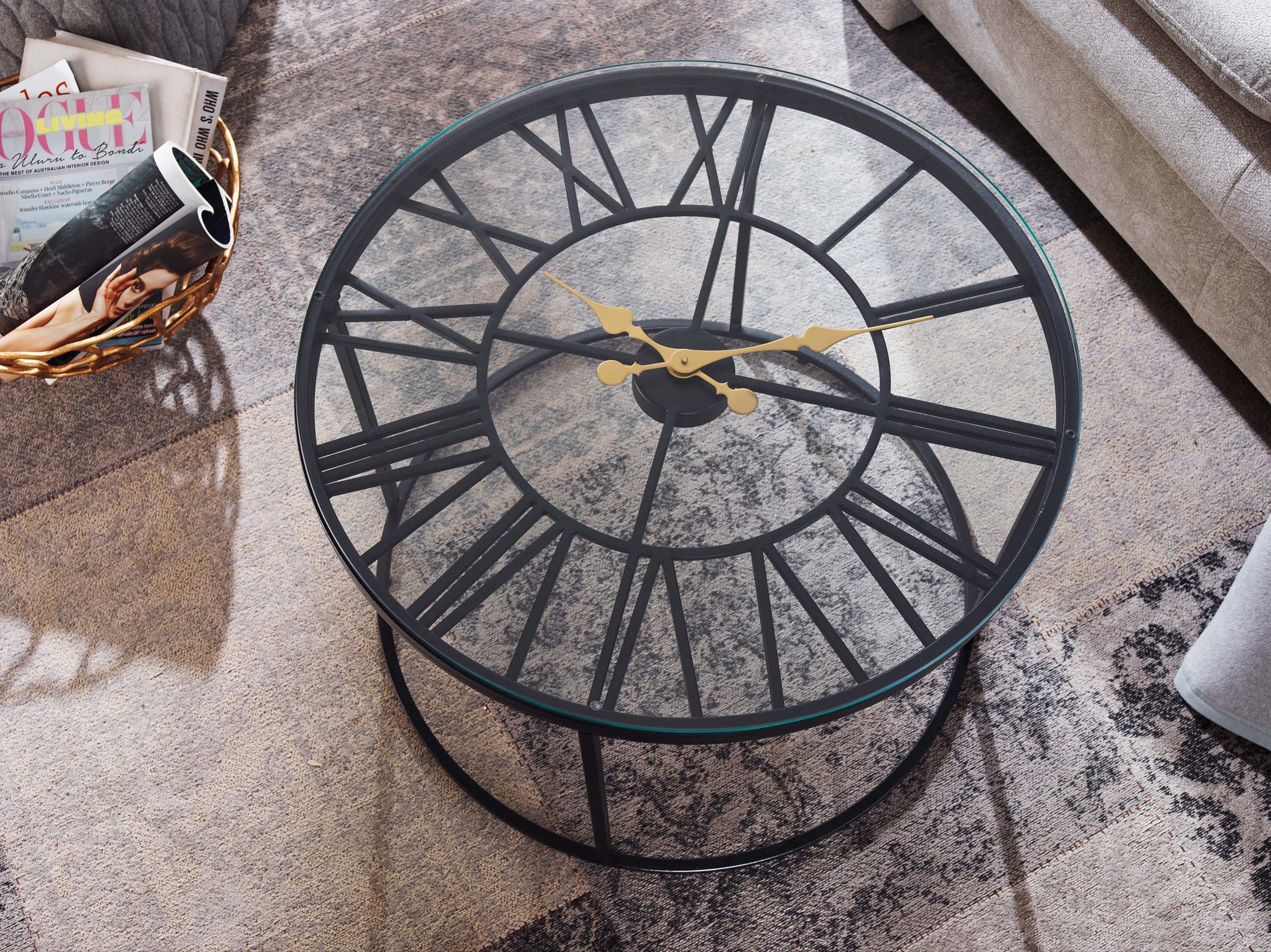 KADIMA DESIGN Couchtisch GESSO mit Uhr: Einscheibensicherheitsglas, pulverbeschichtetes Metallgestell, römische Uhr, handgefertigt.