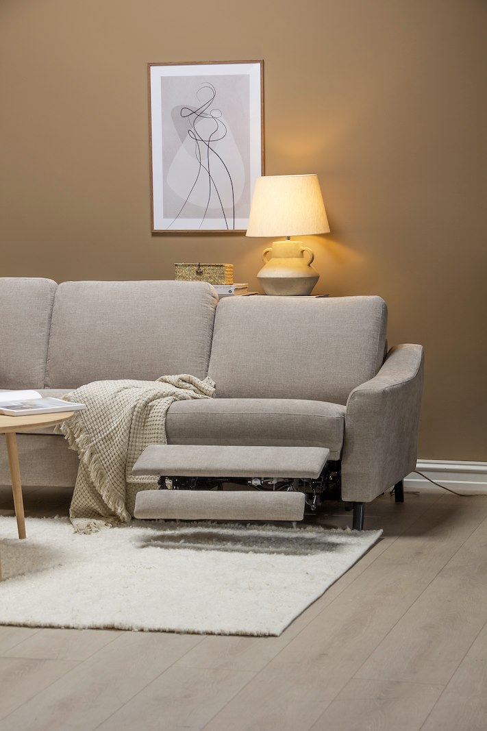Lona hjørnesofa 2- og 3-seter hjørnesofa i tekstil City 9970 beige. Arm 1 og sorte ben 2M9K2. Med motorisert fotstøtte på ytterste høyre sete.