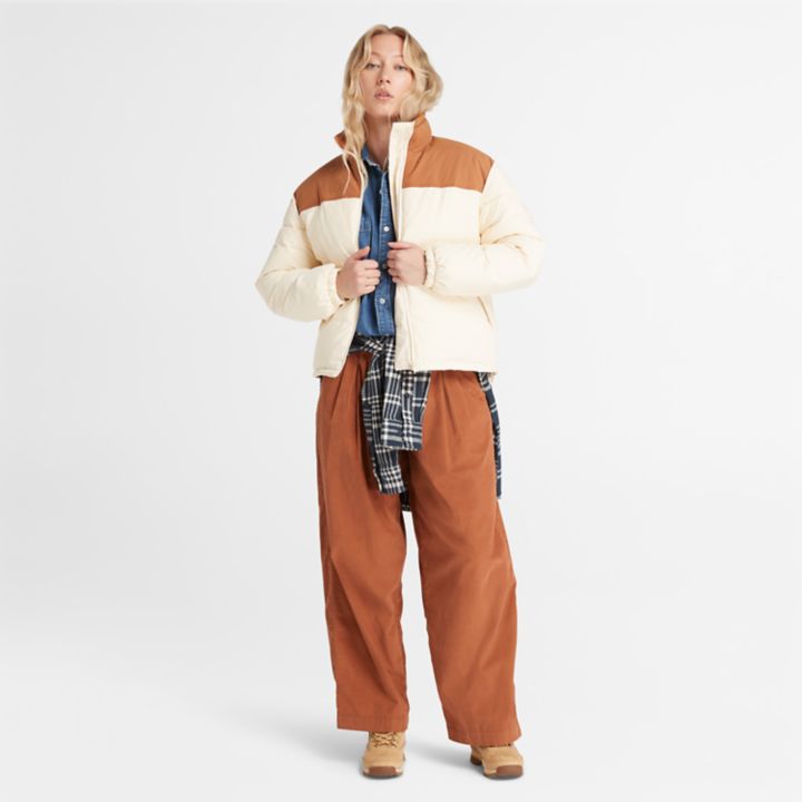 Jaqueta puffer Mountain Welsh feminina na cor bege.