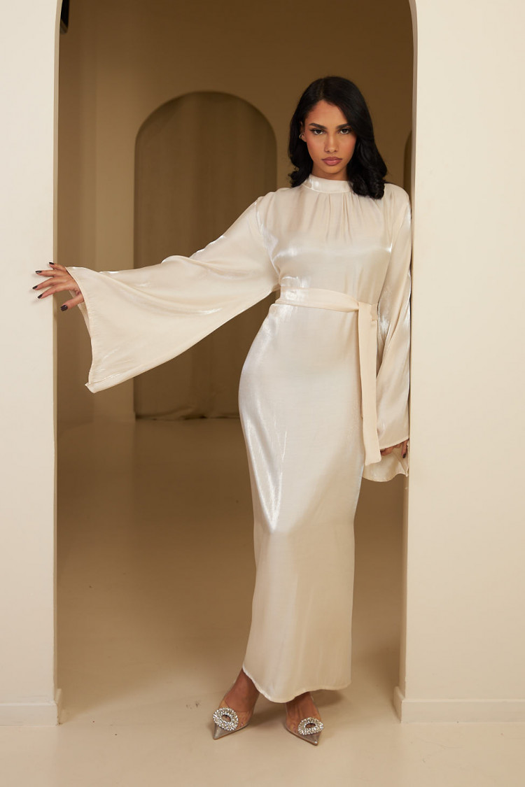 Robe blanche satinée et pailletée