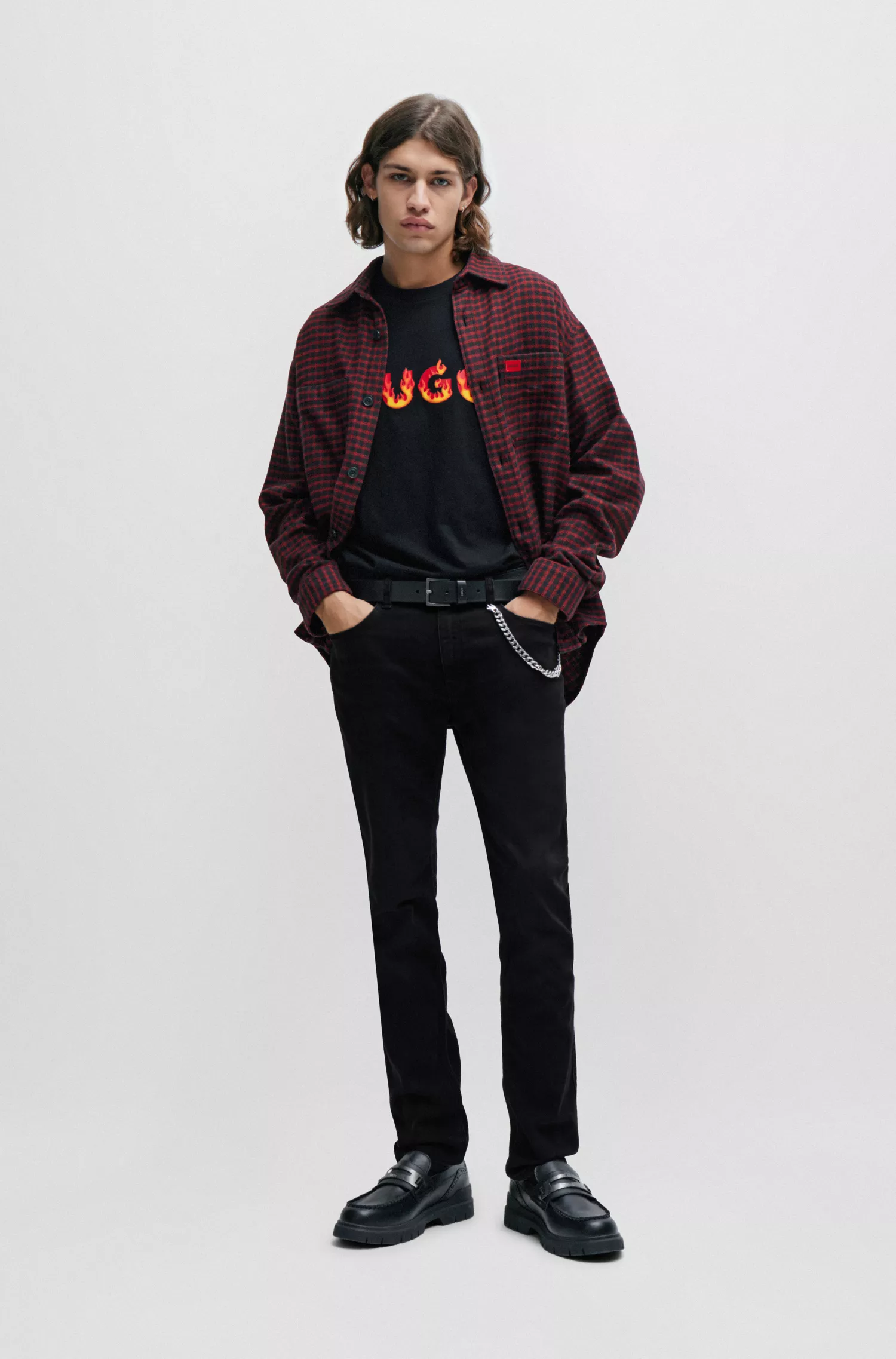 Calça jeans HUGO vermelha, extra slim fit, em denim preto com elasticidade confortável.
