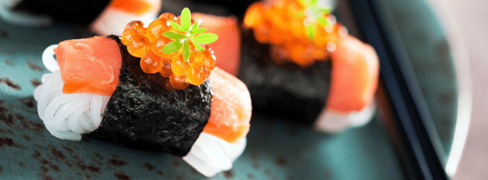 Nigiri sushi met koolhydraatarme shirataki noedels