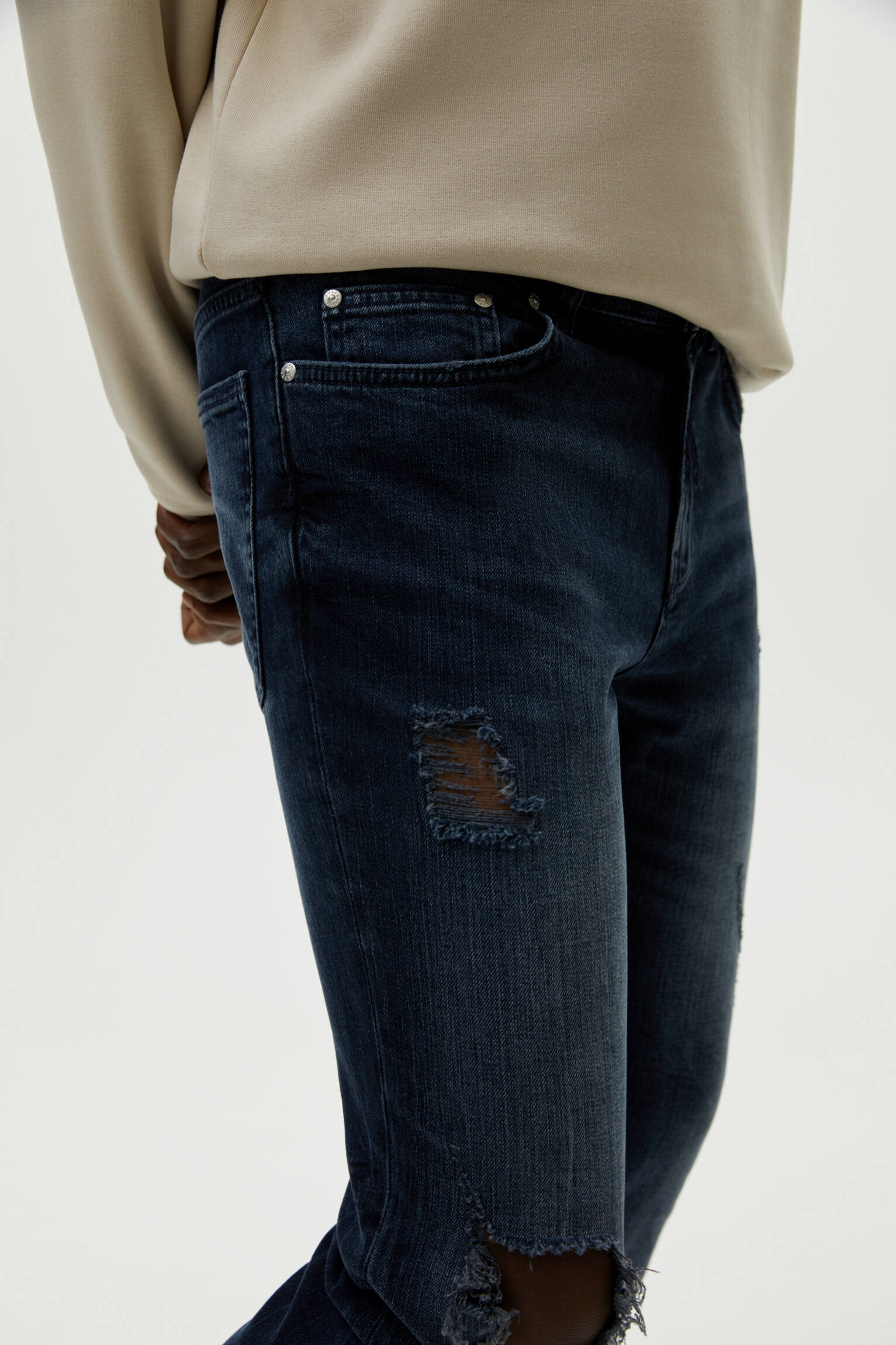 Calça jeans skinny rasgada com barra desfiada - Azul lavanda