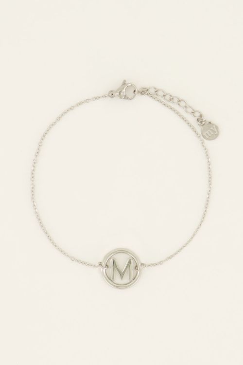 Armband met initial in ronde bedel