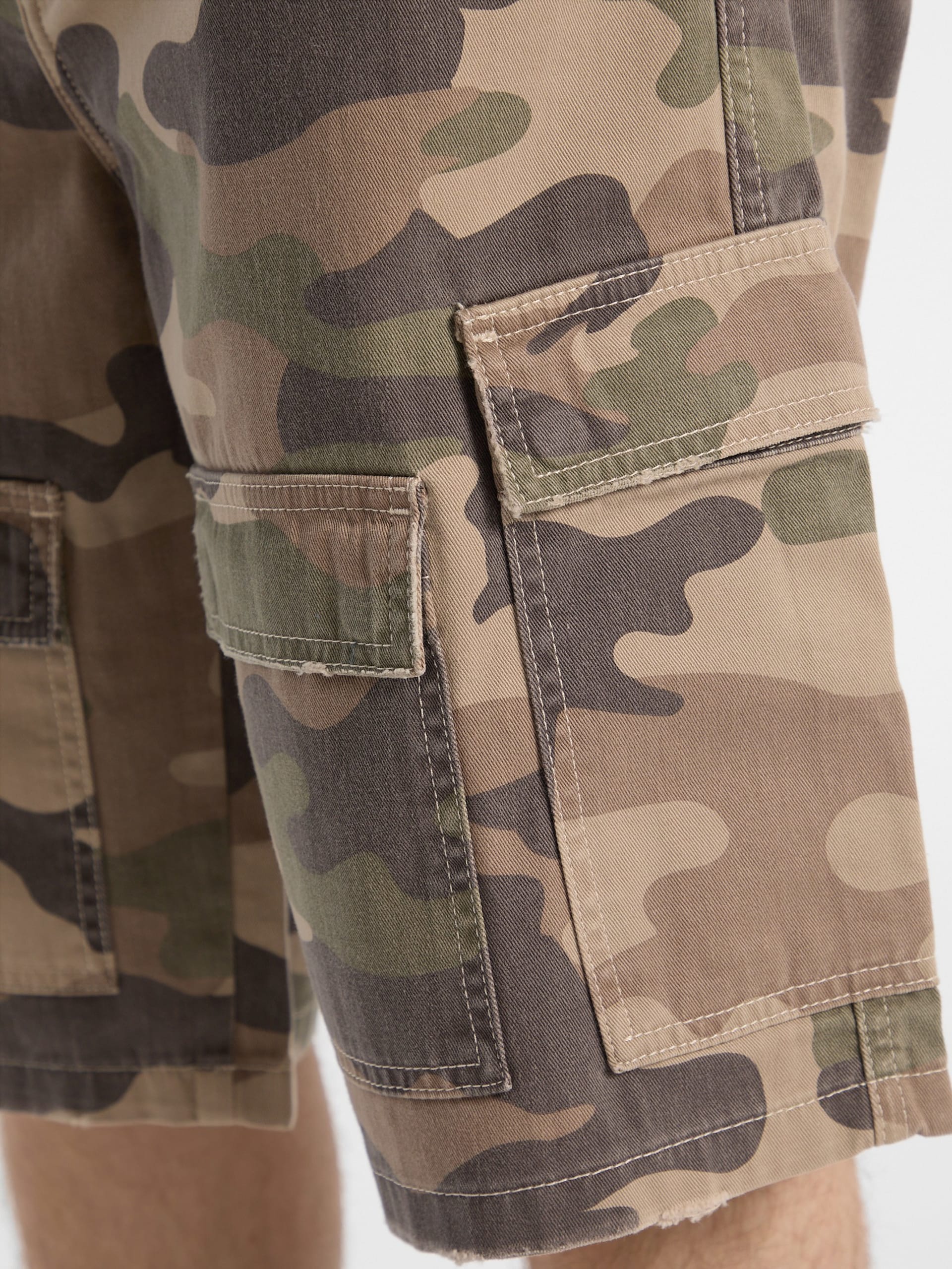 Calções cargo camuflados em sarja ecológica da GUESS Originals
