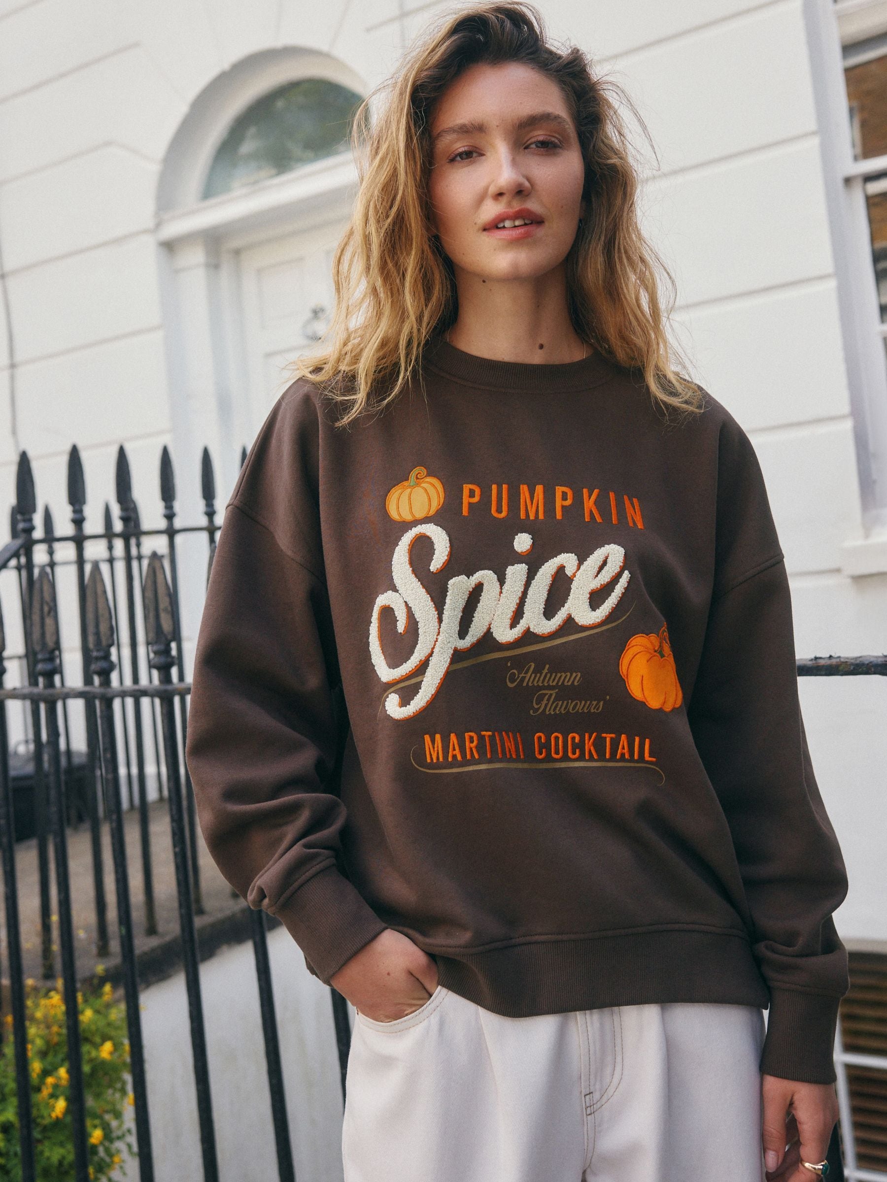 Chocoladebruin - Grafische Halloween-pompoen Martini crewneck sweatshirt met lange mouwen