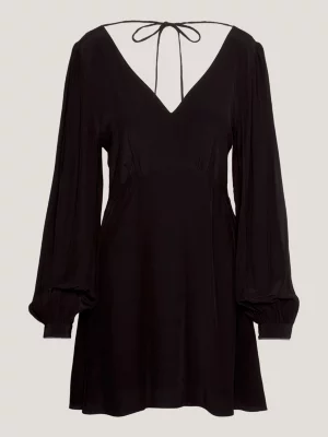 Vestido curto com decote em V, modelagem acinturada e evasê