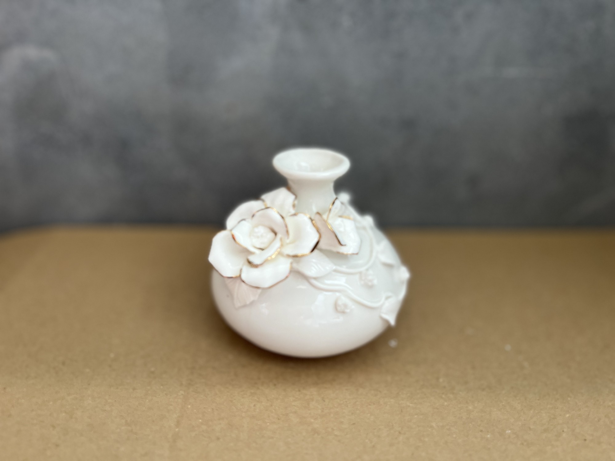 Porzellan-Vase 'Pidot', weiß, vergoldet, H 7,5 cm, B 8,5 cm, L 8,7 cm von fischer's lagerhaus