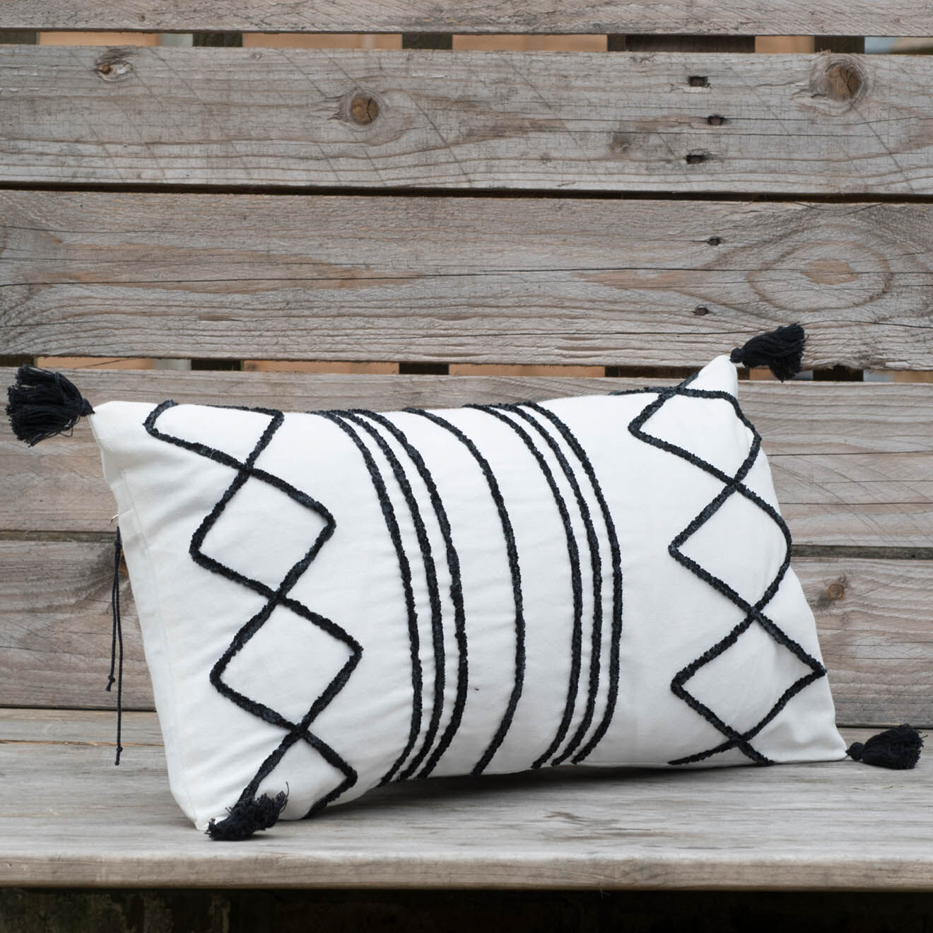 Febronie Housse de coussin Istanbul brodée noire - 50x30 cm